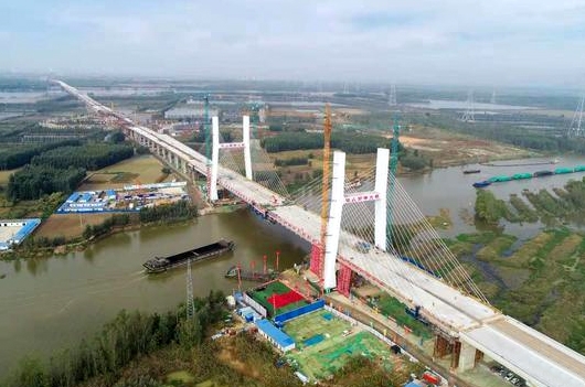 中国北方最长跨湖桥梁—枣菏高速微山湖特大桥顺利合龙